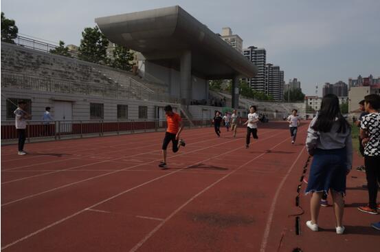 鄭州北大青鳥翔天信鴿校區(qū)2017年春季運動會開幕啦