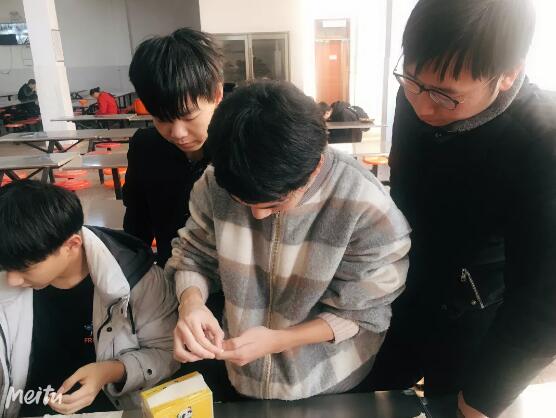 鄭州北大青鳥翔天信鴿學員冬至包餃子