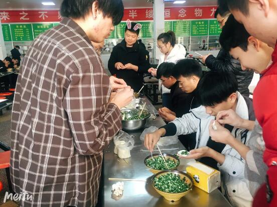 鄭州北大青鳥翔天信鴿學員冬至包餃子
