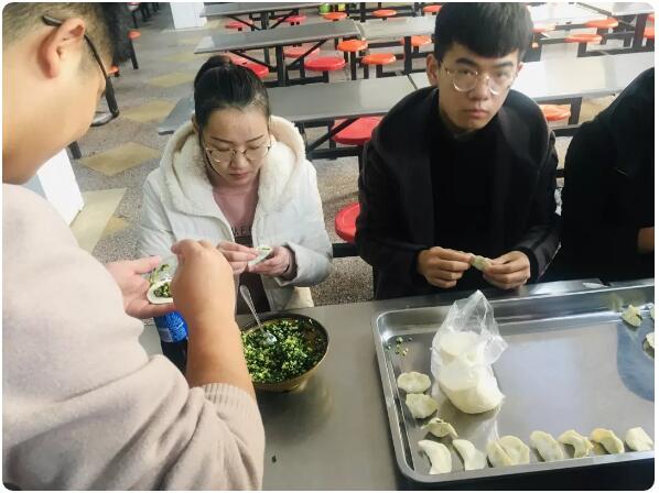 鄭州北大青鳥翔天信鴿學員冬至包餃子