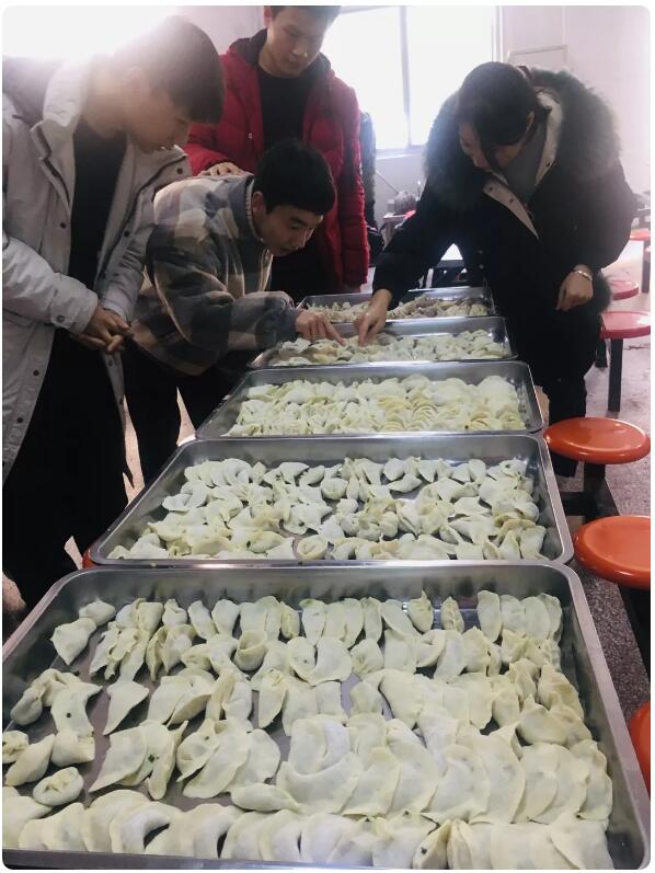 鄭州北大青鳥翔天信鴿學員冬至包餃子