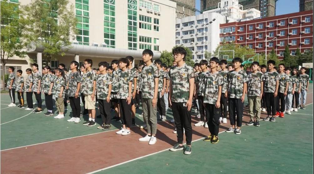 鄭州北大青鳥翔天信鴿軍訓(xùn)匯演書寫迷彩青春