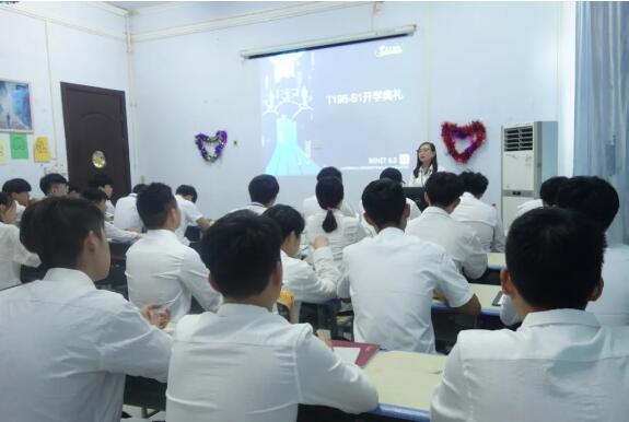 鄭州北大青鳥翔天信鴿學(xué)校的老師怎么樣呢