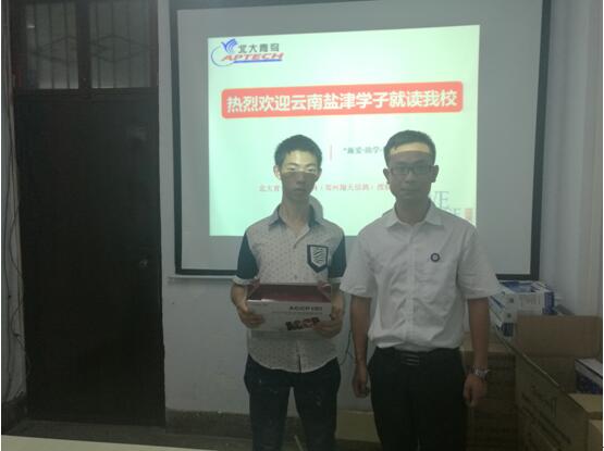 王廣南老師為鹽津的小伙伴學員頒發(fā)課本