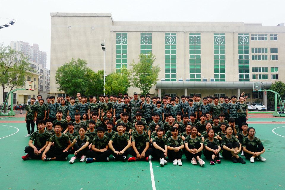 北大青鳥鄭州翔天信鴿校區(qū)學(xué)員軍訓(xùn)