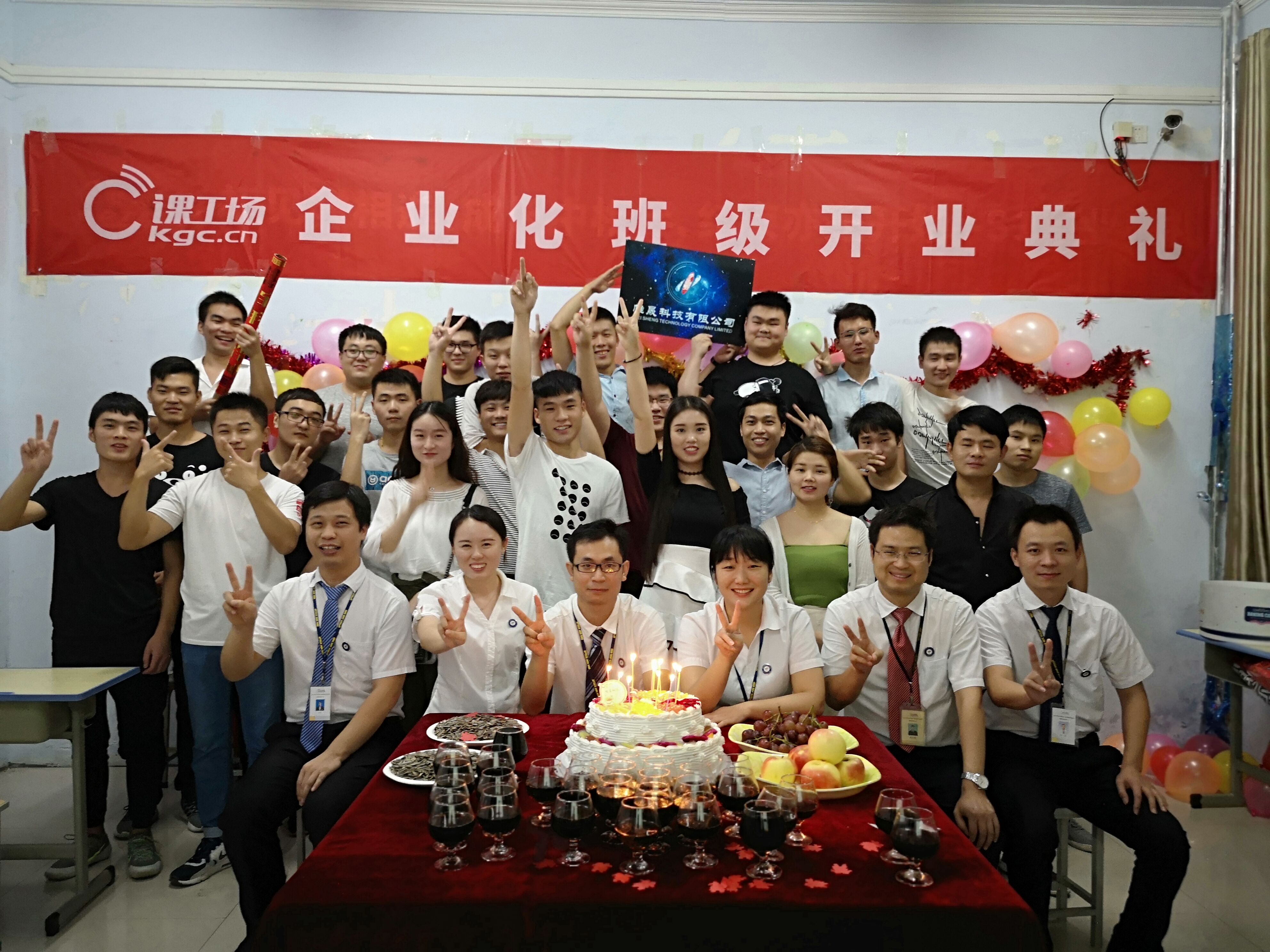 北大青鳥鄭州翔天信鴿校區(qū)企業(yè)化帶班